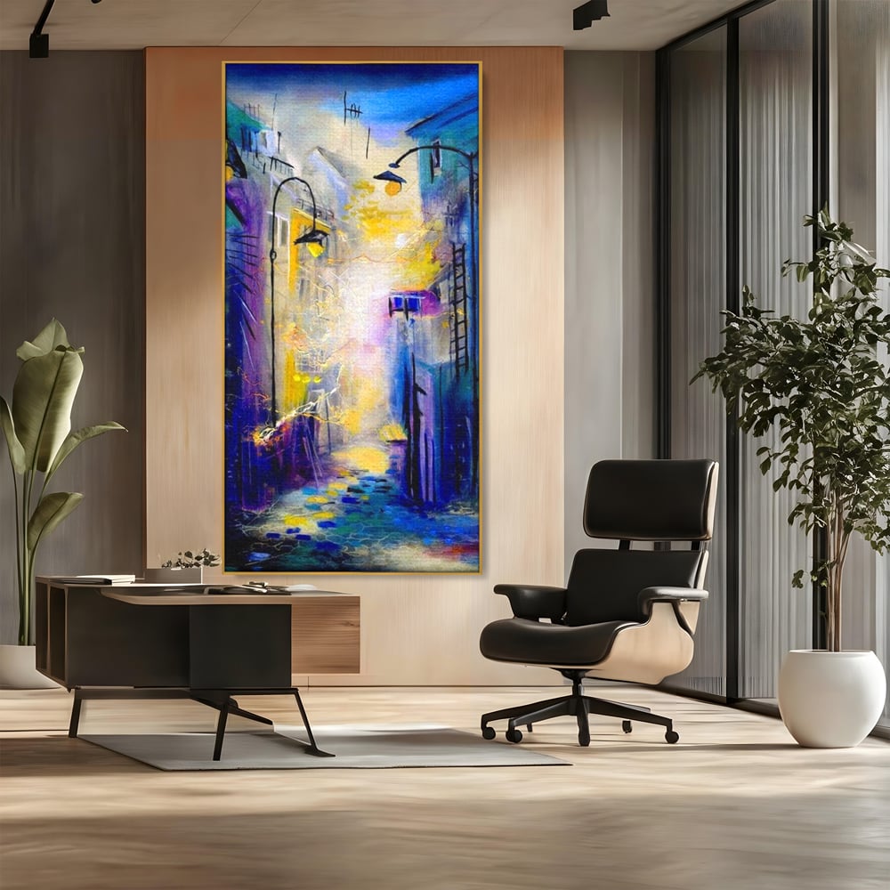 Tablou canvas cu pictura stradala cu iluminat nocturn, in rama de aluminiu auriu, pe perete intr-un birou